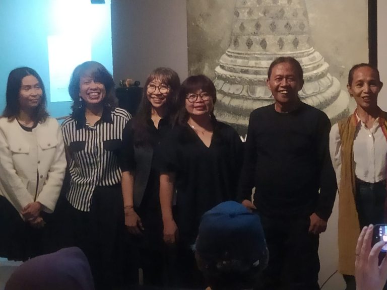 Pameran “Resonansi” Tampilkan Harmoni Emosi dan Imajinasi Belasan Seniman Para seniman dalam pembukaan pameran "Resonansi" di Galeri Sancaya Cinere Bellevue Mall Depok - (foto: ist)