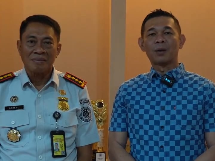 Kapolres Sigi Puji Pelayanan Cepat Imigrasi Palu Kapolres Sigi AKBP Kari Amsah Ritonga saat mengakses layanan keimigrasian, bersama Kepala Imigrasi Palu, Muhammad Akmal. Rabu (12/2). (Foto : Istimewa)