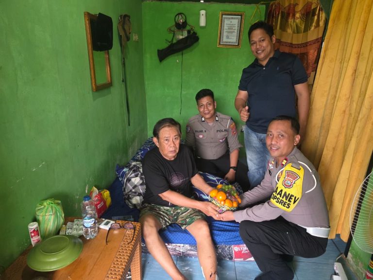 KBO Satlantas Iptu Denny Robert, S.I.Kom., didampingi personel Seksi Humas dan anggota Satlantas. Mereka mendatangi rumah kontrakan korban, Rudy Andi Mairi, di Desa Tompira, Kecamatan Petasia Timur. (Foto : Humas Polres Morut)