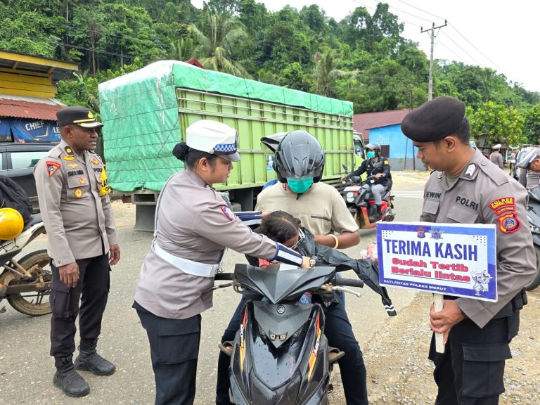 Operasi Keselamatan Tinombala 2026, Polres Morowali Utara bagikan Helm dan Jeket gratis (Foto : HMS. PM)