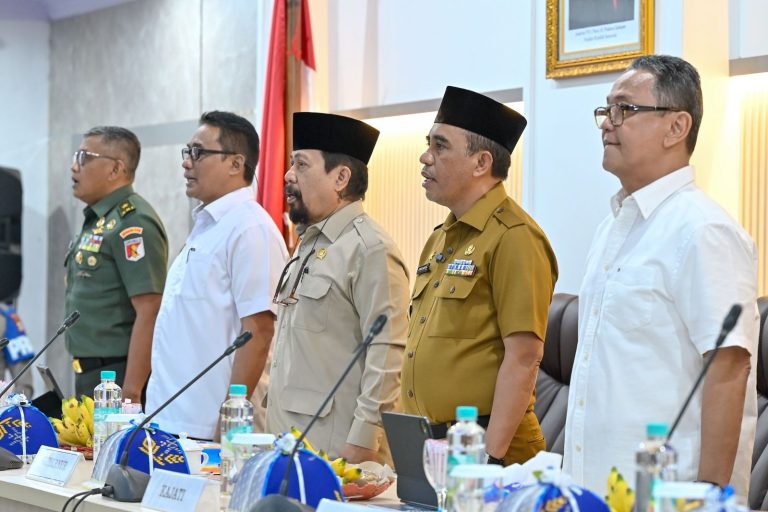 Rapat koordinasi penataan tata kelola pertambangan ramah lingkungan bersama Forum Koordinasi Pimpinan Daerah (Forkopimda), di Ruang Rapat Polibu Kantor Gubernur, Senin (9/2/2026) (Foto : Istimewa)