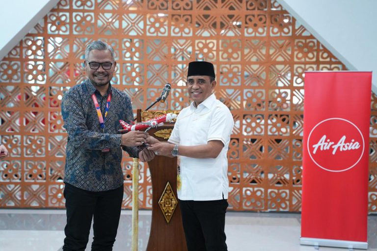 Gubernur Anwar Hafid Resmikan Rute Baru AirAsia Palu Gubernur Anwar Hafid bersama Director Flight Operations Indonesia AirAsia, Captain Akhmad Maulana Hendarto. (Foto : R.Nur)