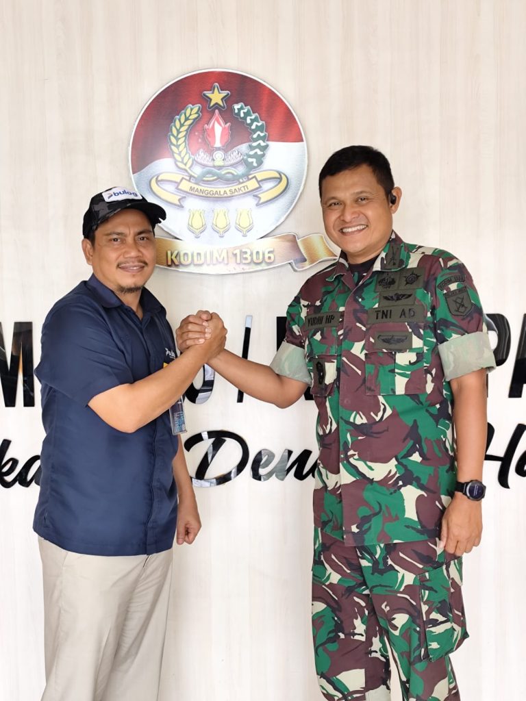 Bulog Sulteng Gandeng Babinsa Serap 11.300 Ton Gabah Kepala Kanwil Bulog Sulteng, Jusri Pakke dan Komandan Kodim (Dandim) 1306/Kota Palu Kolonel Inf Yudhi Hendro Prasetyo. (Foto : R. Nur)