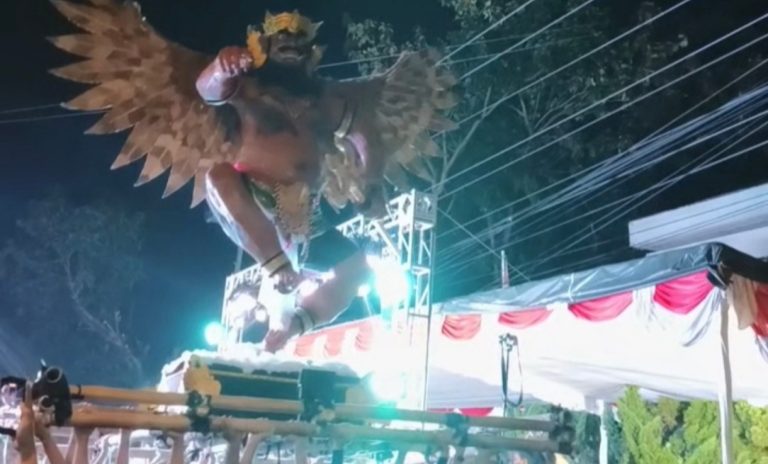 Jogja Çaka Fest 2026 di Pura Jagatnata Banguntapan Dipadati Banyak Pengunjung Ogoh-ogoh mahasiswa UGM di Jogja Çaka Fest 2026 - (foto: Deny Hermawan)
