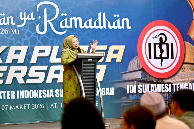Wakil Gubernur dr. Reny A. Lamadjido, Sp.PK., M.Kes yang juga menjabat Ketua IDI Sulteng menghadiri kegiatan buka puasa bersama Ikatan Dokter Indonesia (IDI) Wilayah Sulawesi Tengah di Kafe Tanaris, Sabtu sore (7/3). (Foto : Istimewa)