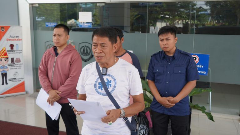 Kepala Kantor Imigrasi Kelas I TPI Kelas, Muhammad Akmal saat memberikan penjelasan pemindahan WN Filipina ke Rudenim Manado. ( Foto : HMS Imigrasi Palu)