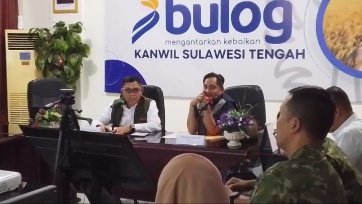 Bulog Libatkan TNI-Polri Serap Gabah Jaga Stok Wakil Direktur Utama Perum Bulog, Mayjen TNI (Purn) Dr. Marga Taufiq, bersama Pimwil Bulog Sulteng, Jusri pakke. (Foto : R.Nur)
