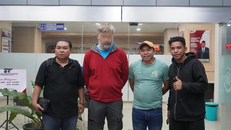 Kantor Imigrasi Kelas I TPI Palu mendeportasi Vlad Alexandru Tataru, warga negara Jerman, karena melakukan penelitian flora endemik di Taman Nasional Lore Lindu tanpa izin, Minggu (22/3/2026). (Foto : R. Nur)