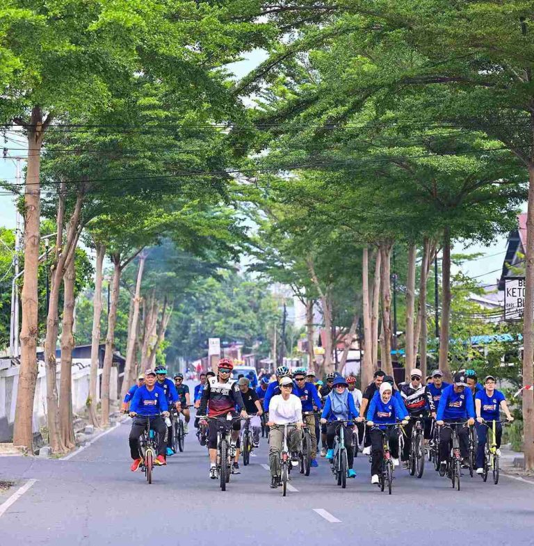 Seru-seruan Fun Walk Sulteng, Anwar Hafid Ikut Gowes Bareng Warga
