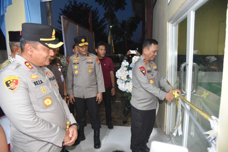 Kapolda Sulteng Resmikan Gedung dan Serahkan Bansos di Morut