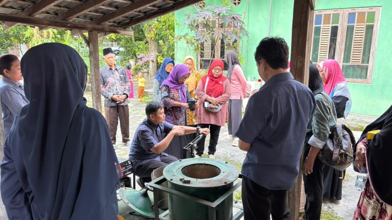 UMY Dorong Warga Sleman Ubah Sampah Daun Jadi Energi Bernilai Ekonomi