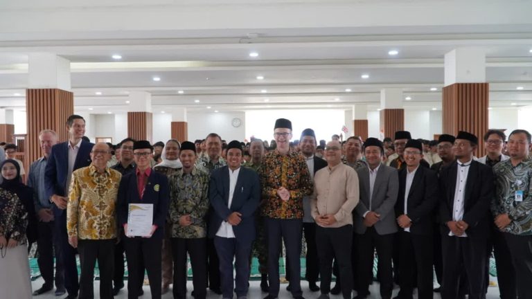 Dubes Inggris Sematkan Gold Medal Duke of Edinburgh kepada Siswa Mu’allimin Yogyakarta