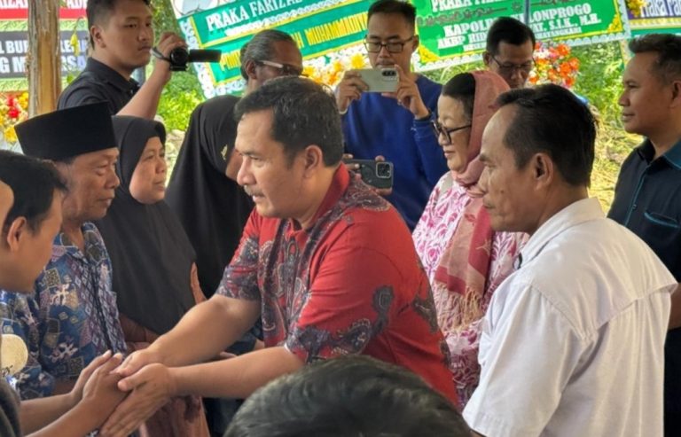3 Prajurit Gugur di Lebanon Disebut Layak Jadi Pahlawan Nasional Komisi A DPRD DIY melayat ke rumah almarhum Praka Farizal Rhomadhon di Kulon Progo - (foto: ist)