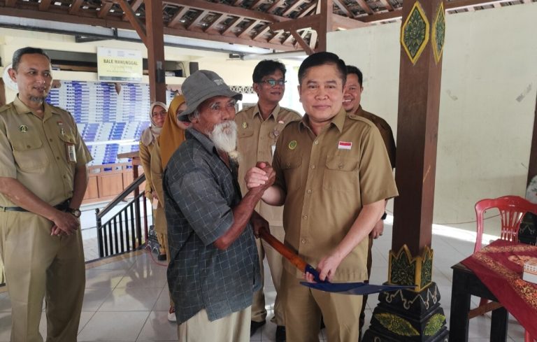 Penyerahan peralatan kerja secara simbolik kepada peserta program padat karya Kota Jogja - (foto: Deny Hermawan/Bernas.id)