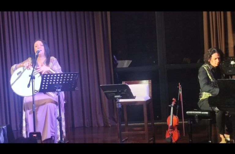 Dorsaf Hamdani dan Zied Zouari Hadirkan Musik Timur Tengah Berbahasa Perancis di Jogja Penampilan Dorsaf Hamdani dan Zied Zouari di Hotel Tentrem Jogja - (foto: Deny Hermawan)