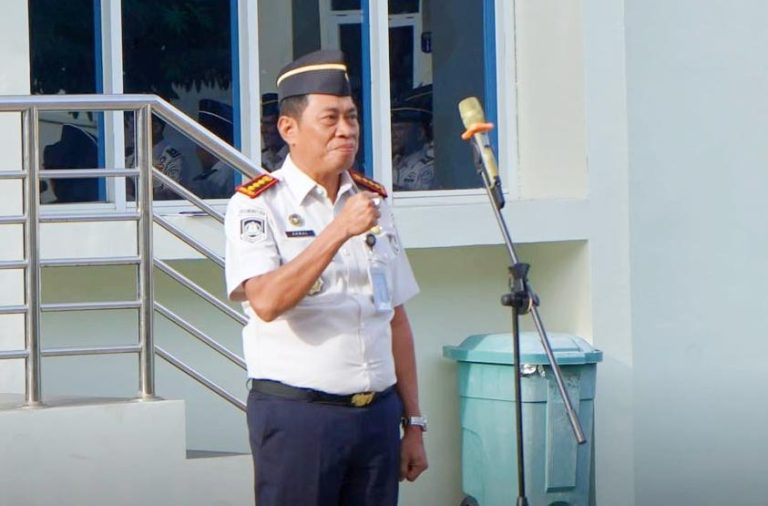 Kepala Kantor Imigrasi Kelas I TPI Palu, Muhammad Akmal, saat memimpin apel pagi. Senin, (6/4/2026) (Foto : Humas Imigrasi Palu)