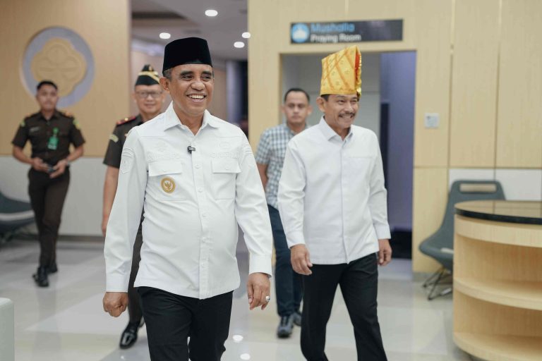 Gubernur Anwar Hafid Sambut Kajati Baru Sulteng di Palu Gubernur Sulawesi Tengah Anwar Hafid menyambut kedatangan Kepala Kejaksaan Tinggi (Kajati) Sulawesi Tengah Zullikar Tanjung di Bandara Internasional Mutiara SIS Al-Jufri, Palu, Senin (4/5/2026) pukul 06.13 WITA.