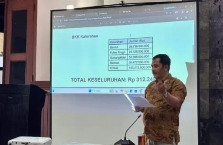 Dana Keistimewaan DIY 2026 untuk BKK Rp312,2 Miliar, Fokus di Penanganan Stunting dan Sampah Ketua Komisi A DPRD DIY Eko Suwanto saat memaparkan data BKK DIY - (foto: Deny Hermawan)