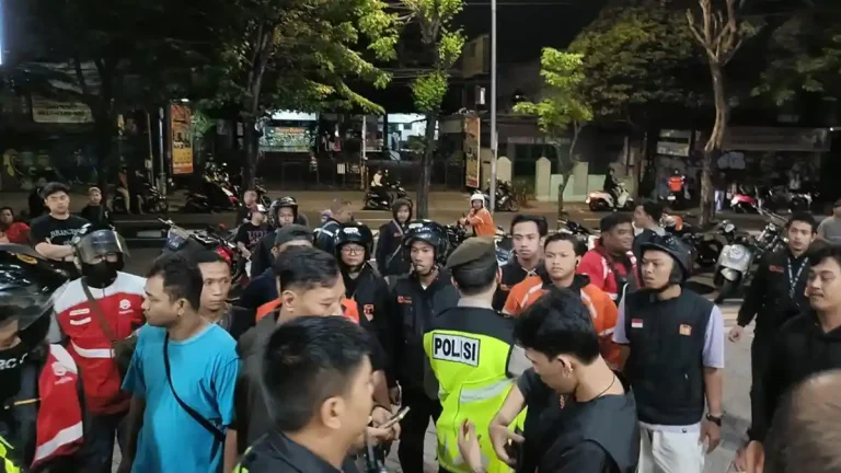 Puluhan driver ojol mendatangi TKP dugaan penganiayaan yang menimpa salah seorang driver ojol Rabu (3/6/2026) - (foto: ist)