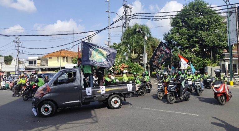 Ratusan Driver Gojek Jogja Gelar Aksi Solidaritas Bela Nadiem Makarim Para driver Gojek melakukan konvoi solidaritas untuk Nadiem Makarim - (foto: Deny Hermawan)