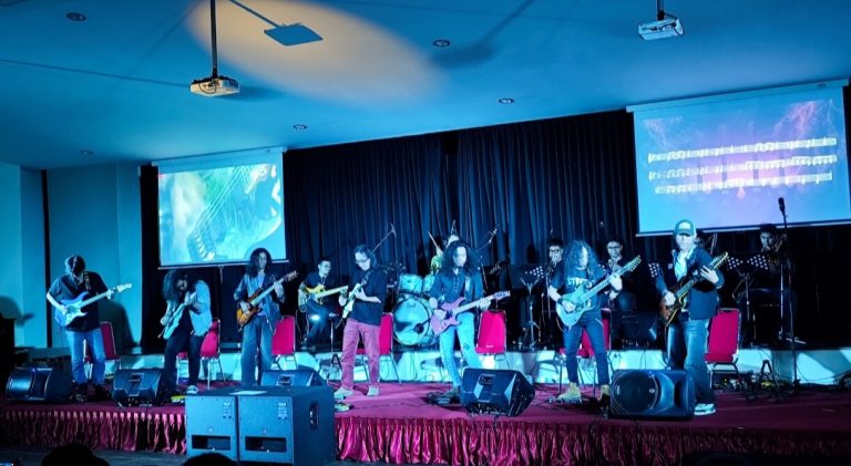 Konser ‘Research on Rock’ di Pascasarjana ISI Yogyakarta - (foto: Deny Hermawan)