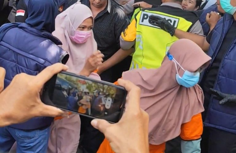 Polresta Jogja Gelar Rekonstruksi Daycare Little Aresha, Orang Tua Korban Caci Maki 13 Tersangka Para tersangka kekerasan terhadap anak di Daycare Little Aresha menuju lokasi olah TKP - (foto: Deny Hermawan)