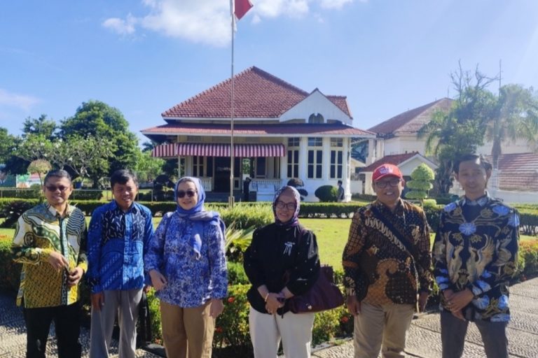 Komisi A DPRD DIY Napak Tilas Pembuangan Bung Karno di Bengkulu Anggota Komisi A DPRD DIY saat berada di depan rumah pengasingan Bung Karno di Bengkulu - (foto: ist)