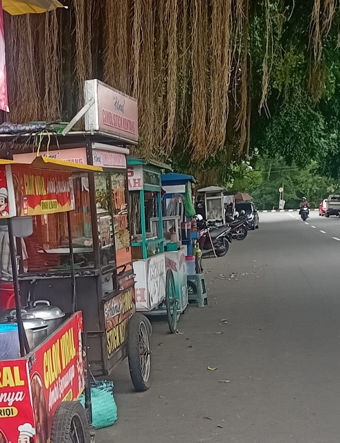 Warga Keluhkan Fungsi Bahu Jalan Denggung Masih Semrawut, Kepala Satpol PP Baru Didesak Tegas