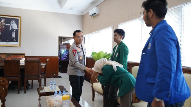 Kapolda DIY Salurkan Bantuan Biaya Hidup untuk 306 Mahasiswa Terdampak Banjir Bandang Sumatera